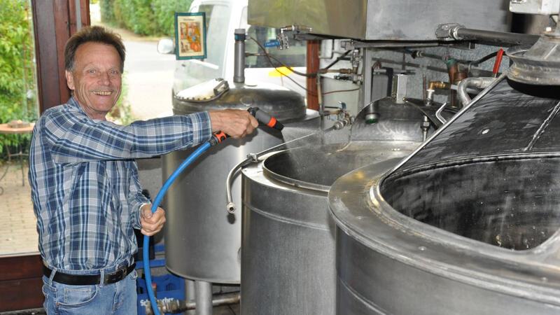 Wer braut, muss viel saubermachen. Paul Menzel reinigt seine Anlage mit Sudpfanne (vorne), dem Läuterbottich (Mitte) und dem beheizbaren Bottich für das Anschwänzwasser.