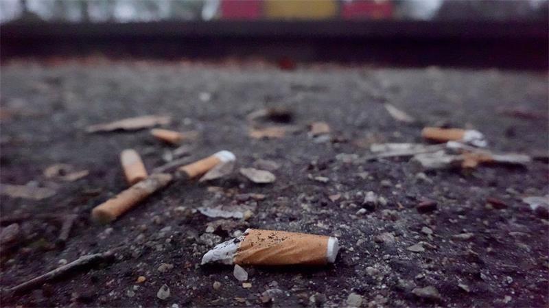 Wer dabei erwischt wird, dass er seine Zigarette auf die Straße wirft, muss künftig mindestens 100 Euro zahlen. (Archivbild)
