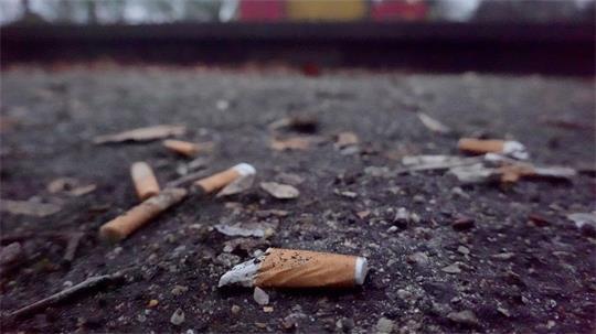 Wer dabei erwischt wird, dass er seine Zigarette auf die Straße wirft, muss künftig mindestens 100 Euro zahlen. (Archivbild)