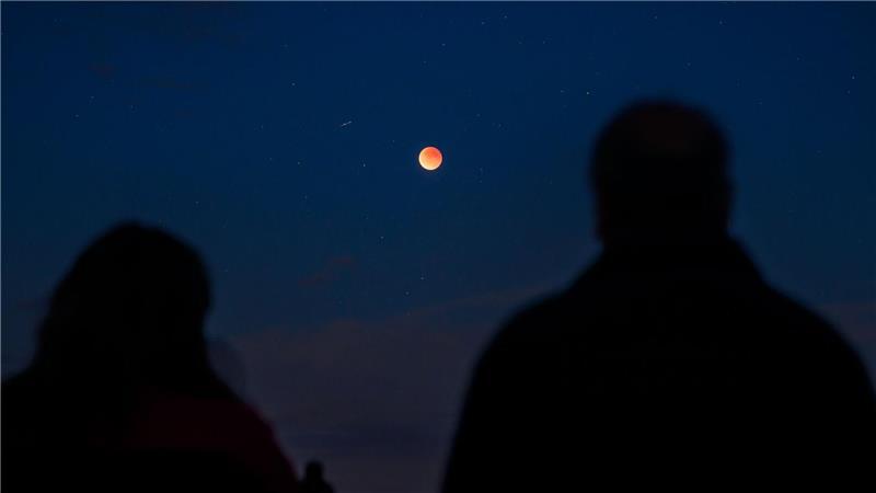 Rötliche Scheibe: Totale Mondfinsternis über Deutschland Wer das Ereignis verpasst hat, könnte am 3. März 2026 Urlaub in Amerika oder Asien einplanen.