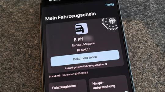 Ein digitaler Fahrzeugschein auf einem Smartphone, bei der Vorstellung zum Start des digitalen Fahrzeugscheins. 