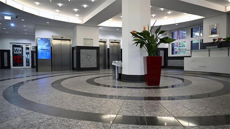 Wer den Sonninhof betritt, findet sich in einer großen runden Lobby wieder.