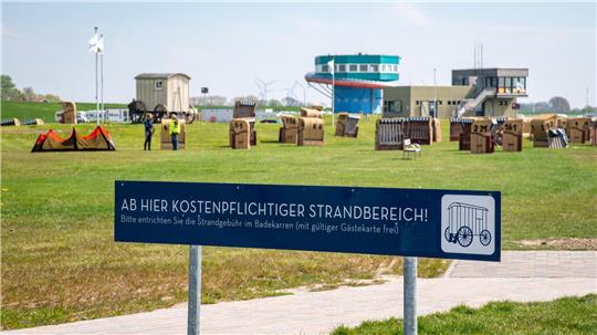 Wer den Strand am Wremer Tief besuchen möchte, muss eine Gebühr zahlen. Im Wangerland wurden solche Eintrittsgelder abgeschafft. Fotos: Scheschonka