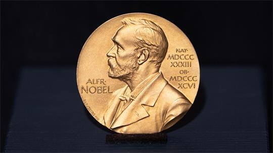 Wer den begehrten Nobelpreis bekommt, erhält auch eine Medaille - und in diesem Jahr 12 Millionen schwedische Kronen (rund 1 Million Euro). (Symbolbild)