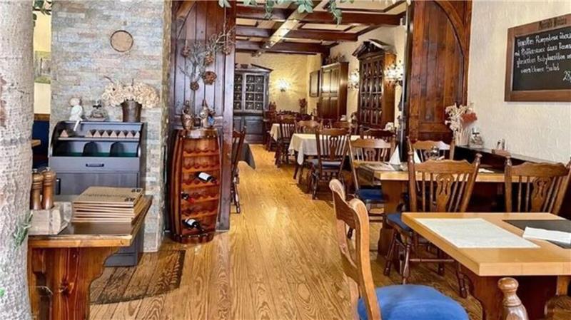 Wer die Gaststätte "Haduloha" in der Otterndorfer Altstadt kaufen möchte, muss 495.000 Euro auf den Tisch legen.