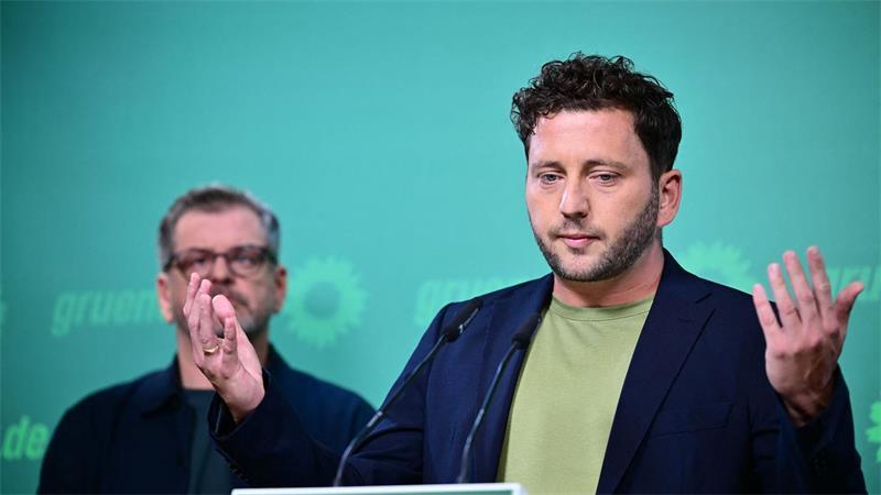 Wer die Stolpersteine aus dem Straßenbild verbannen wolle, müsse sich fragen lassen, warum die sichtbare Erinnerung an die Opfer störe, sagt Banaszak. (Archivbild)