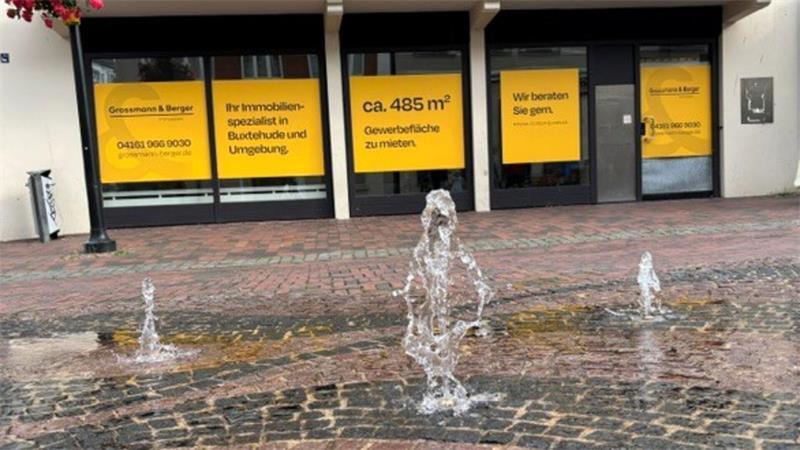 Leerstände in Buxtehude: So teuer sind Ladenmieten in der Innenstadt Wer die frühere Filiale der Deutschen Bank am Hase-und-Igel-Brunnen in Buxtehude mieten möchte, muss 5310 Euro Miete pro Monat zahlen, plus 1500 Euro Nebenkosten. Die Geschäftsfläche steht seit Ende Januar leer.
