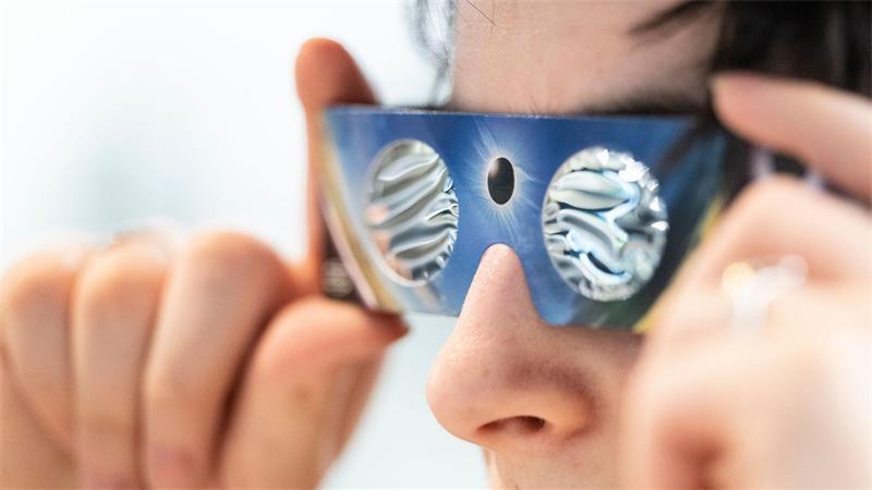 Spanien im Finsternis-Fieber: Balkonplätze für 700 Euro Wer die totale Sonnenfinsternis in Spanien am kommenden Mittwoch beobachten will, muss unbedingt eine dafür zertifizierte Spezialbrille aufsetzen. Anderenfalls drohen irreparable Augenschäden.