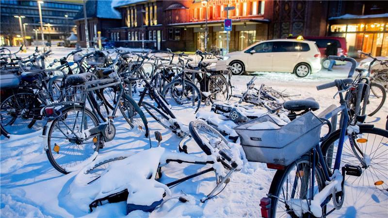 Wer draußen unterwegs ist, muss wegen des eisigen Winterwetters weiter vorsichtig sein. 