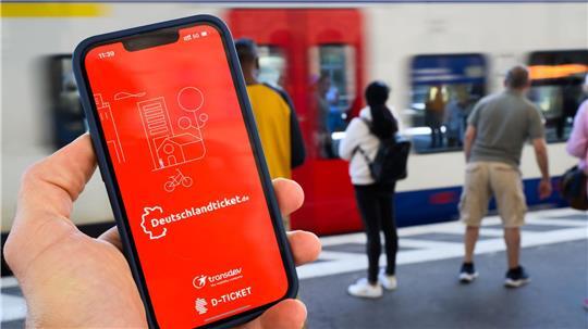 Wer ein Deutschlandticket haben möchte, wird ab dem kommenden Jahr tiefer in die Tasche greifen müssen. (Symbolbild)