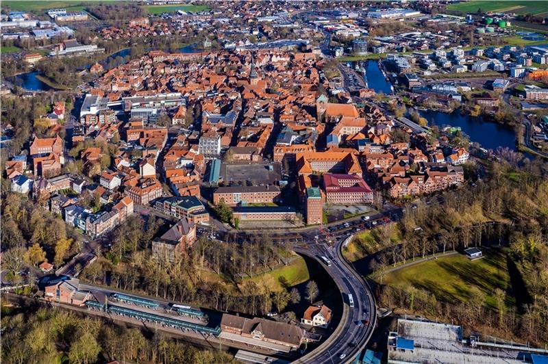 Wer ein Haus in der Stader Altstadt hat, soll zukünftig CO2-neutral heizen können. Die Hansestadt Stade legt dazu ein Konzept vor. Foto: Martin Elsen