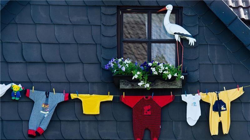 Wer ein Kind bekommt, hat oft erstmal keinen Kopf für Papierkram. (Archivbild)