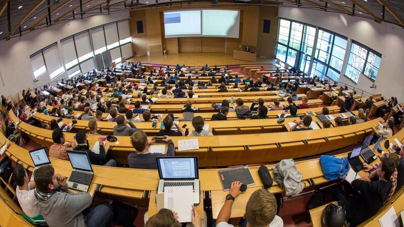 Startup-Gründer kommen häufig aus Akademikerhaushalten Wer ein Startup gründet, dessen Eltern saßen mit hoher Wahrscheinlichkeit früher im Hörsaal. Viele Gründerinnen und Gründer kommen aus Akademiker- oder Unternehmerfamilien.