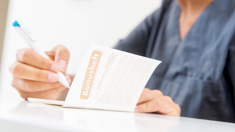 Welche Zusatzversicherung lohnt sich wirklich? Wer ein lückenloses Bonusheft vorlegen kann, profitiert von einem höheren Zuschuss beim Zahnersatz.