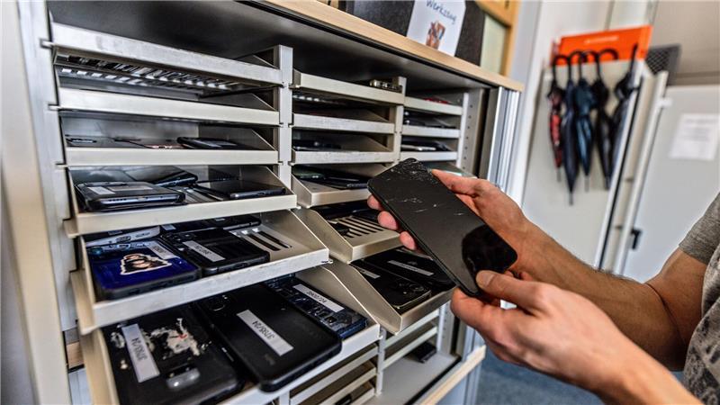 Wer eine Fundsache an sich nimmt, muss dem Geschädigten ermöglichen, seinen Wertgegenstand zurückzubekommen - zum Beispiel durch Abgabe in einem Fundbüro.