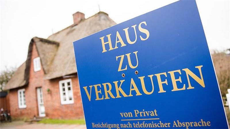 So holen Sie beim Hausverkauf das Beste heraus Wer eine Immobilie verkaufen möchte, sollte den Markt kennen und sich gut vorbereiten. Foto: Daniel Bockwoldt/dpa/dpa-tmn