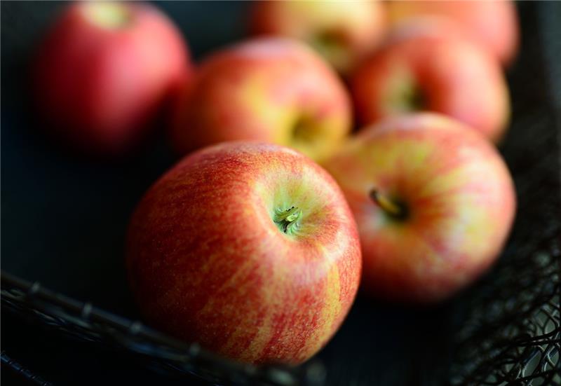 Wer eine Lebensmittelallergie hat, muss nicht zwingend auf alles Leckere verzichten: Manchmal reicht es, Äpfel, Erdbeeren oder Nüsse anders aufzubereiten oder zu einer anderen Jahreszeit zu essen (Symbolbild). Foto: Pixabay/congerdesign