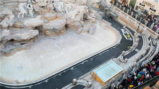 Wer eine Münze in den Brunnen wirft, wünscht sich einer Legende nach eine sichere Rückkehr nach Rom.