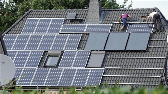 Wer eine Photovoltaikanlage betreibt und mehr Strom erzeugt als er selbst verbrauchen kann, hat seit dem 1. Juni 2026 leichter die Möglichkeit dazu. (Symbolbild)