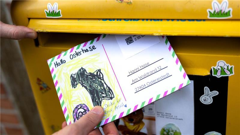 Wer einen Brief an den Osterhasen schreiben möchte, kann die Post in einen ganz normalen Briefkasten einwerfen. (Archivbild)