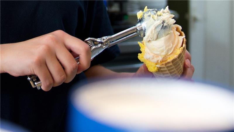 Wer einen Ferienjob zum Beispiel in einer Eisdiele annimmt, sollte vorher laut Gewerkschaftsbund die Arbeit in einem Vertrag regeln.