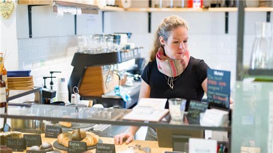 Wer einen Gastro-Betrieb eröffnet, muss Zeit und Geld investieren. Julia Strasser, Betreiberin des «Barista Sistar», arbeitet etwa 60 Stunden pro Woche.
