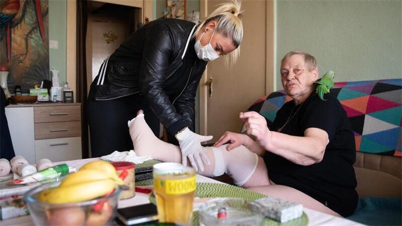 Ambulante Pflege: Viele werden den Rotstift ansetzen müssen Wer einen ambulanten Pflegedienst in Anspruch nimmt, muss künftig mehr bezahlen.
