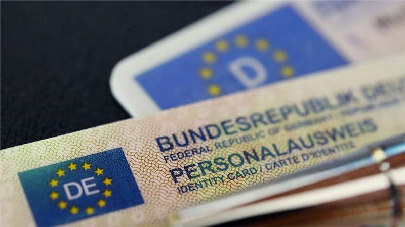 Mindestlohn, Bundestag, Nachname – was sich 2025 ändert Wer einen neuen Ausweis beantragt, muss bald kein ausgedrucktes Bild mehr mitbringen. (Archivbild)