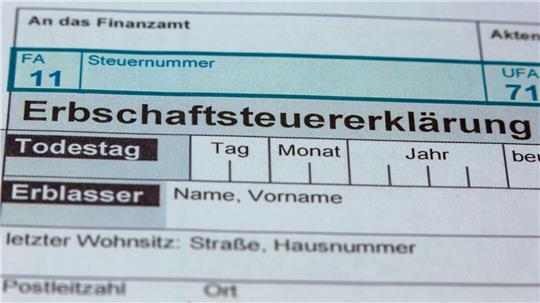 Wer erbt oder Vermögen geschenkt bekommt, muss Steuern zahlen - jedenfalls ab einer Freigrenze. (Symbolbild)