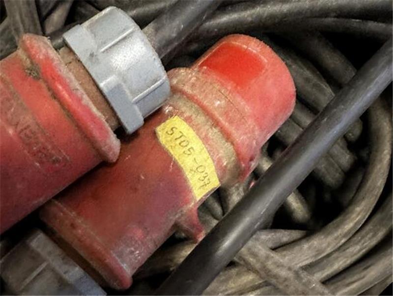 Wer erkennt die hier abgebildeten Kabel, fragt die Stader Polizei. 