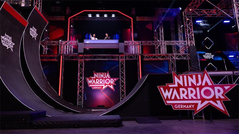 „Ninja Warrior Germany“: Neue Kräfte, alter Köppen Wer es da hoch schaffen will, muss gut trainiert haben.
