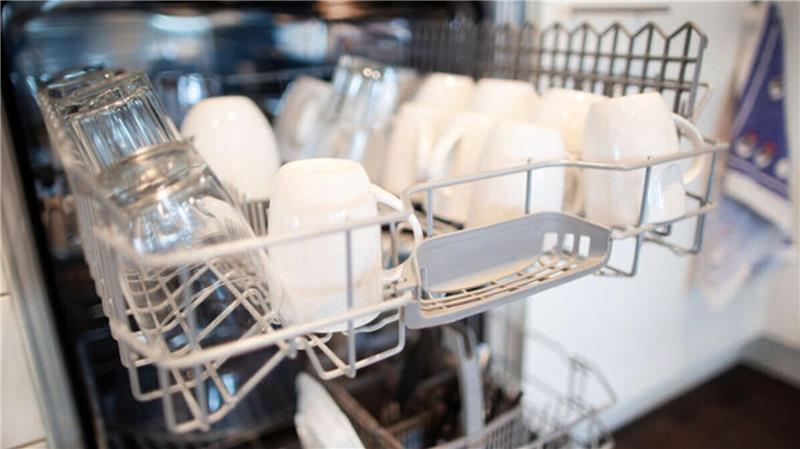 Mäusekot & Gammel-Gemüse im Restaurant: Hygiene-Verstöße in vier Betrieben Wer essen geht, rechnet mit einwandfrei gereinigtem Geschirr und ordentlichen Bedingungen - die Realität weicht mitunter davon ab. Foto: Gerten/dpa