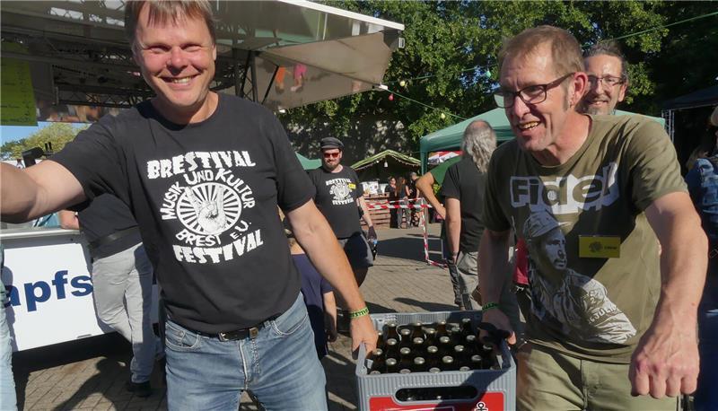 Bands, Bier und Budenstadt: Wenn Brest zum Festivaldorf wird Wer feiern will, muss auch schleppen: Die Brestival-Organisatoren Ralf Engels und Ralf Kotthoff freuten sich ob der Resonanz und hatten gut zu tun. Bereits um 19.30 Uhr waren etliche Getränke weg, und es musste eine weitere Getränkelieferung geordert werden.