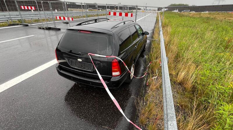 Wer für die improvisierte Sicherung mit etwas Baustellen-Flatterband des auf der Autobahn abgestellten Fahrzeugs verantwortlich ist, ist unklar.
