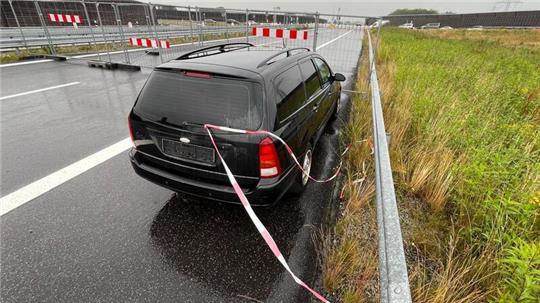 Wer für die improvisierte Sicherung mit etwas Baustellen-Flatterband des auf der Autobahn abgestellten Fahrzeugs verantwortlich ist, ist unklar.