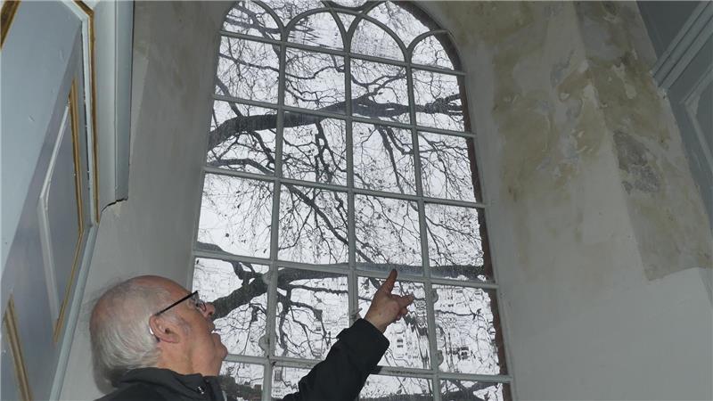 Wer genauer hinschaut, wie Heinrich Ahrens vom Ortskirchenvorstand, sieht rasch: Überall gibt es im Drochterser Kirch-Innenraum Schäden. Putz bröselt, Risse klaffen, Ausblühungen weisen auf Feuchtigkeit hin.