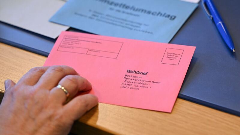 Wer gleich zwei Wahlscheine erhalten hat, soll sich bei der Stadtverwaltung in Cuxhaven melden (Symbolbild).