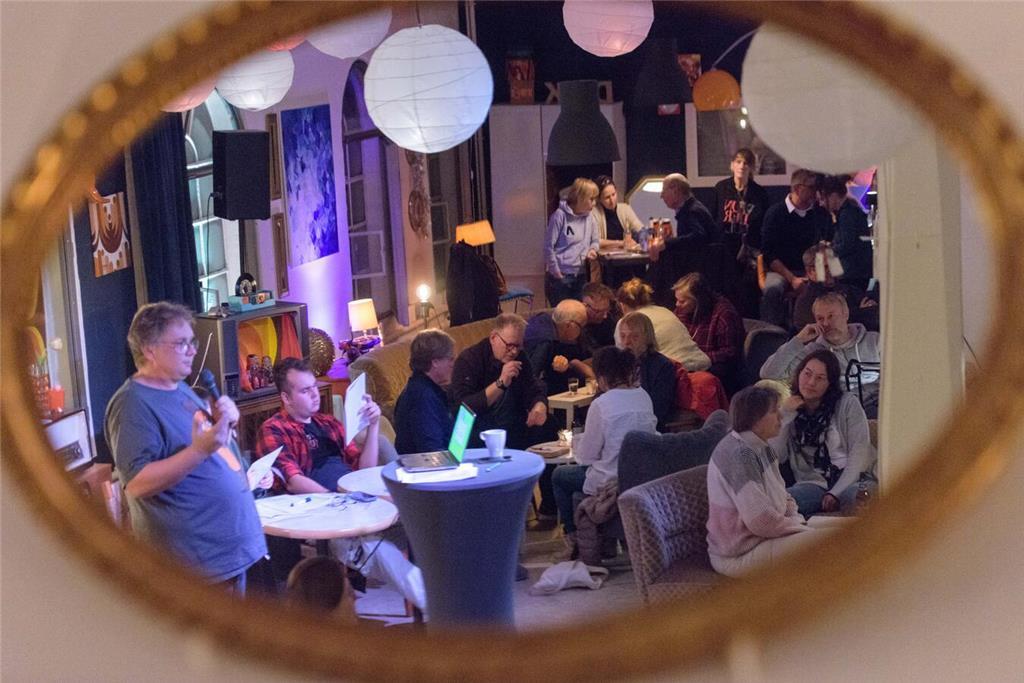 Wer hat die Nase vorn beim Städtevergleich? Eindrücke vom Kneipenquiz in Buxtehu...