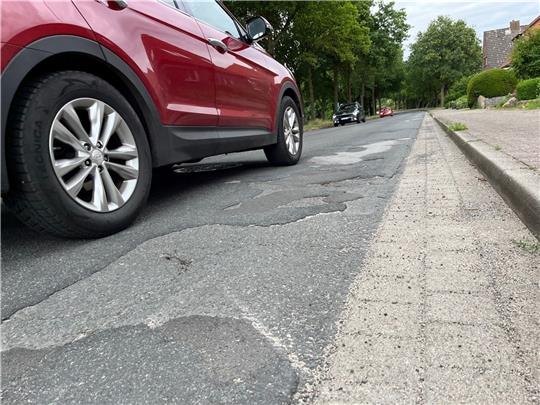 Wer hat die meistens Schlaglöcher? Die Landesstraße 124 in Hollenbeck hätte gute Chancen einen entsprechenden Wettbewerb zu gewinnen. Foto: Wisser