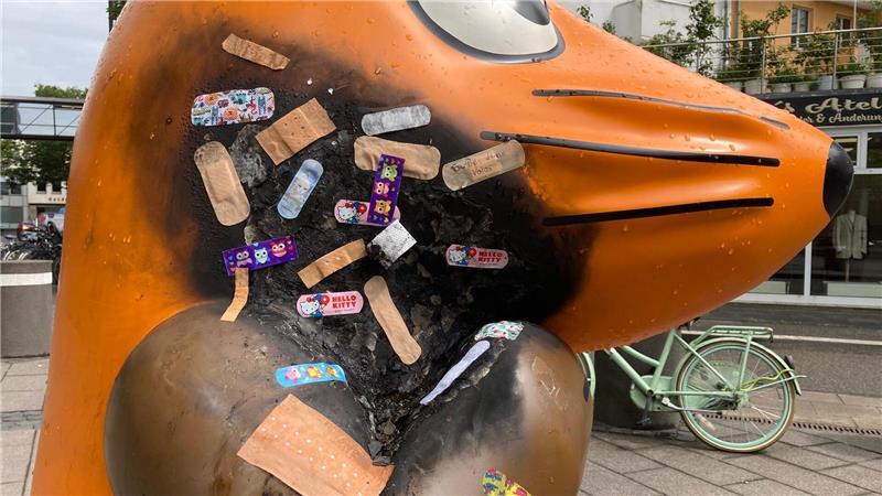 Angebrannte Maus-Figur wird mit Pflastern versorgt Wer hinter dem mutmaßlichen Brandanschlag steckt, ist noch nicht geklärt.
