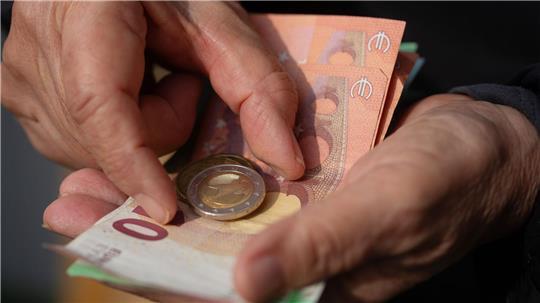 Wer im Alter nur auf die gesetzliche Rente zählen kann, muss in Zukunft womöglich noch mehr rechnen als bisher. (Symbolbild)