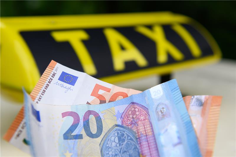 Taxifahrten im Landkreis stehen vor deutlicher Preiserhöhung Wer im Landkreis Stade mit dem Taxi unterwegs ist, muss bald tiefer in die Tasche greifen. Foto: Jonas Walzberg/dpa