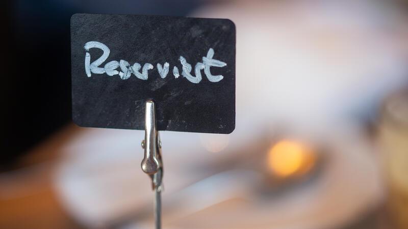 Reservierung vergessen: Immer mehr Restaurants erheben No-Show-Gebühr Ein Schild, auf dem "Reserviert" steht.