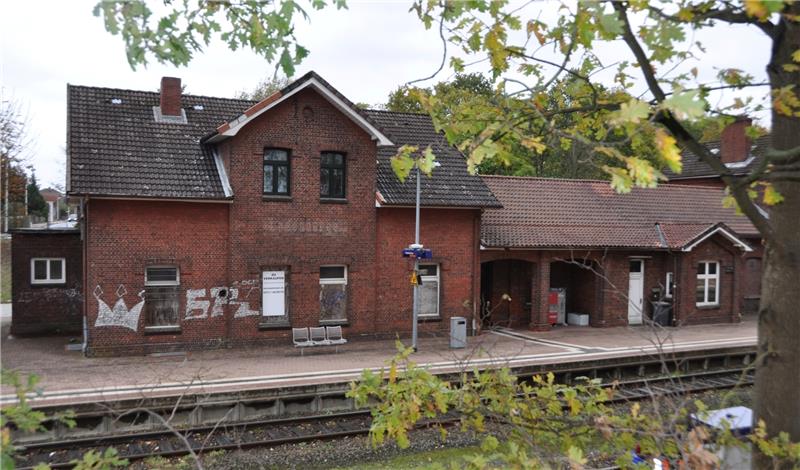 Stillstand beim Bahnhof in Cadenberge Wer in Cadenberge mit dem Zug ankommt, sieht als Erstes das beschmierte Bahnhofsgebäude. Die Renovierungsarbeiten hat der Eigentümer aus Verärgerung über die Gemeinde gestoppt. Fotos: Kramp