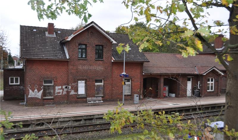 Wer in Cadenberge mit dem Zug ankommt, sieht als Erstes das beschmierte Bahnhofsgebäude. Die Renovierungsarbeiten hat der Eigentümer aus Verärgerung über die Gemeinde gestoppt. Fotos: Kramp