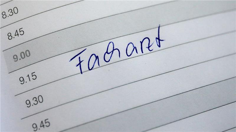 Wer in Deutschland einen Facharzttermin braucht, muss häufig viel Geduld haben. (Symbolfoto)