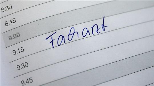 Wer in Deutschland einen Facharzttermin braucht, muss häufig viel Geduld haben. (Symbolfoto)