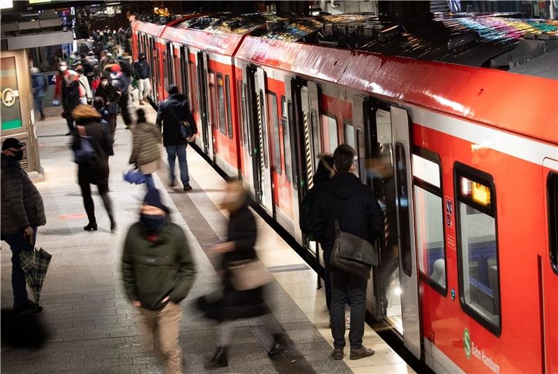 Wer in Hamburg auf U- und S-Bahnen angewiesen ist, kommt meist recht pünktlich an sein Ziel. Foto: Charisius/dpa