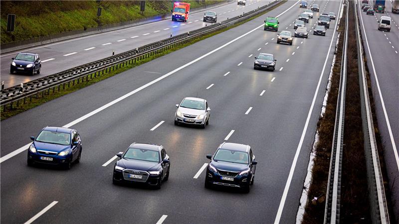 Wer in den Weihnachtsferien mit dem Auto unterwegs ist, sollte seine Fahrtzeiten gut planen. (Archivbild)