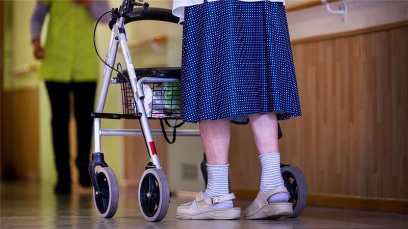 Mindestlohn, Bundestag, Nachname – was sich 2025 ändert Wer in der Altenpflege arbeitet, soll künftig mehr verdienen. (Archivbild)